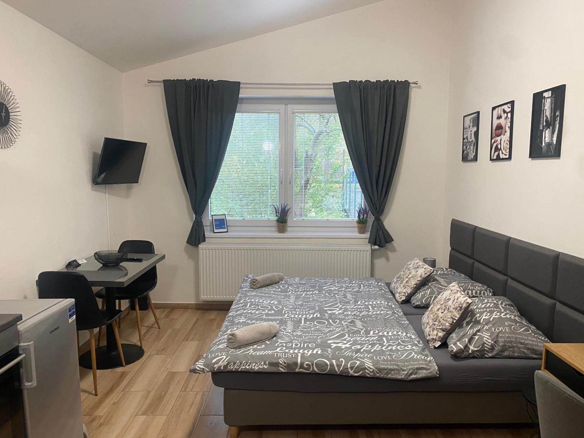 Cerna Ruze - Apartman 7 เปิลเซน ภายนอก รูปภาพ