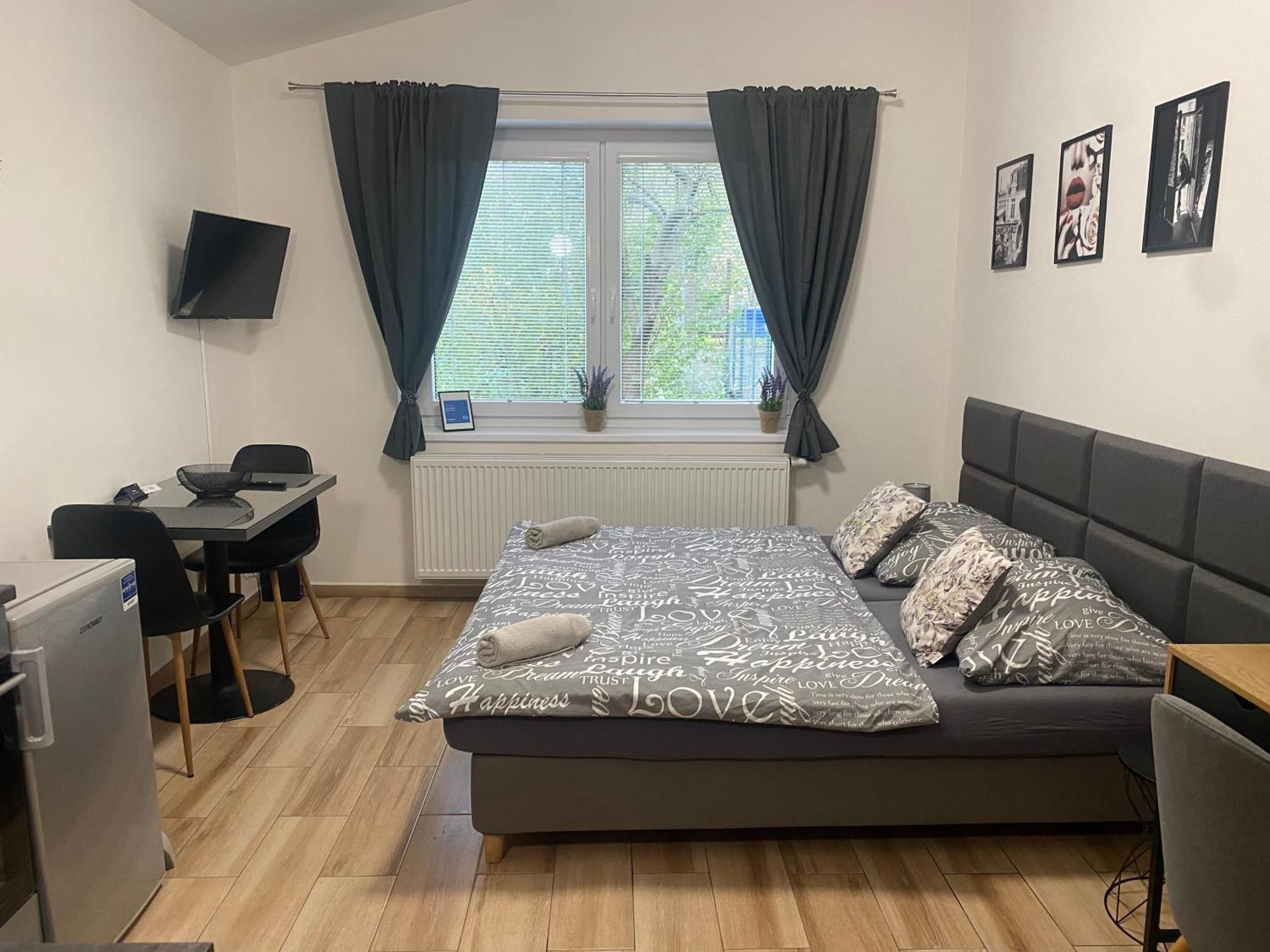Cerna Ruze - Apartman 7 เปิลเซน ภายนอก รูปภาพ